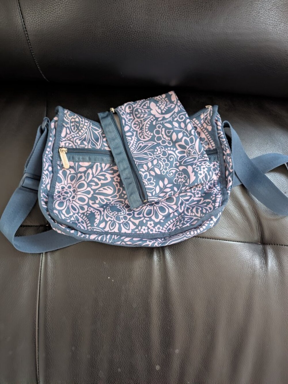 LeSportsac Classic Hobo/Crossbody Bag with a coordinating pouch - Picture 3 of 8